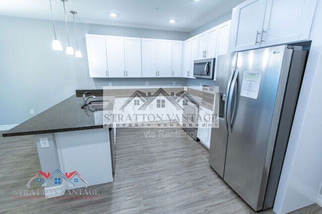 Building Photo - 2821 S Skyline Dr