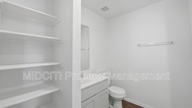 Building Photo - 255 Granary Dr