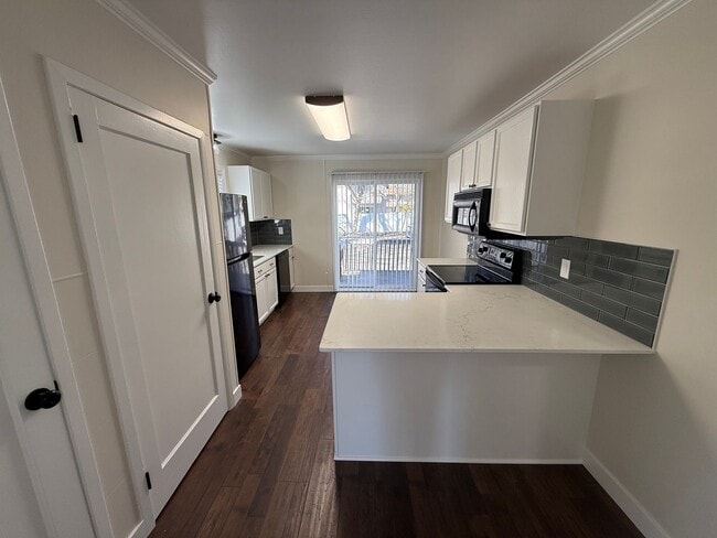 Building Photo - Newly Renovated 3 Bed, 1 Bath House w/ Bonus Room!