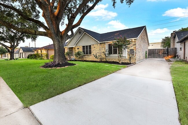 Building Photo - 215 Gentilly Dr