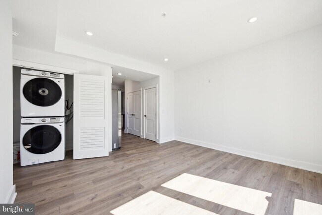 Building Photo - 1350 N Front St