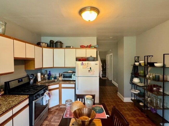 Building Photo - 3 bedroom in Chicago IL 60657