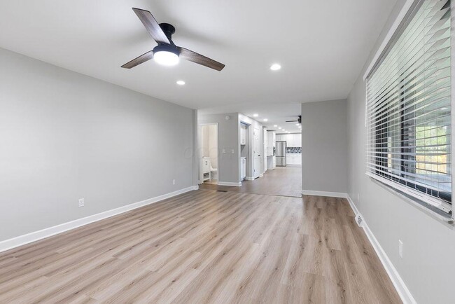 Building Photo - 554 Pointview Dr
