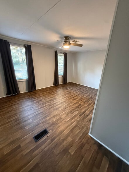 Building Photo - 224 Pinewood St