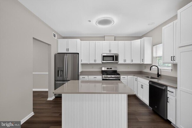 Building Photo - 2434 Sandwich Ct