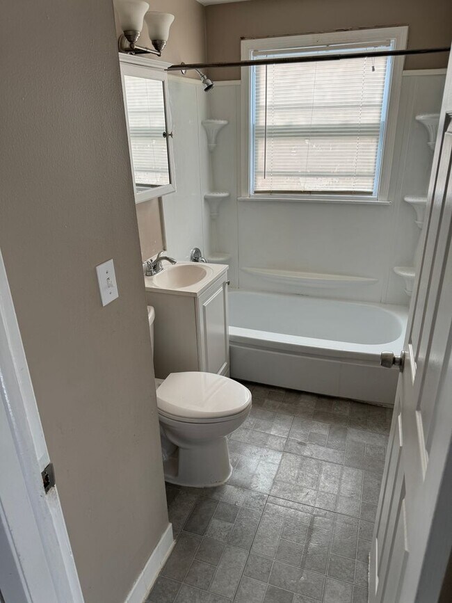 Building Photo - 8039-8041 W Beckett Ave