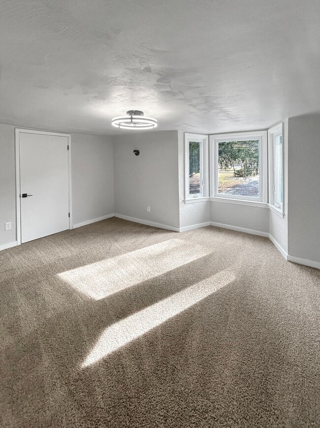 Building Photo - Welcome to this newly remodeled gem located in the heart of Collier, PA.