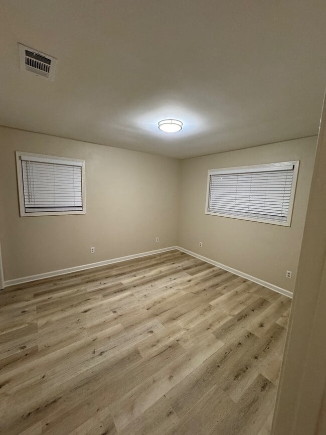 Building Photo - 111 Land Ct