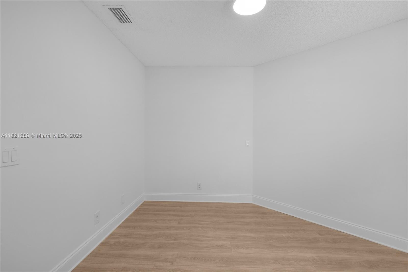 Building Photo - 1525 Seabay Rd