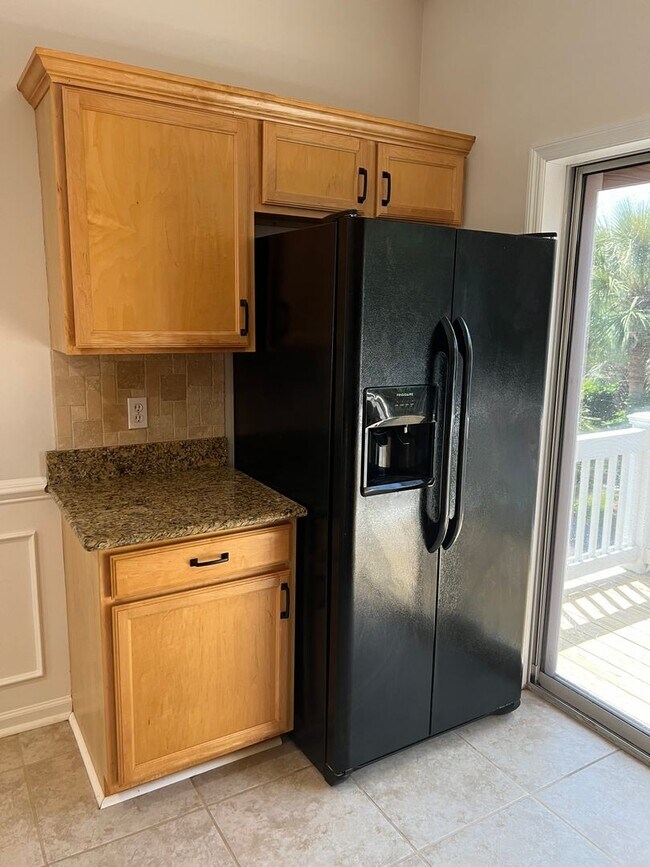 Building Photo - Beautiful Home, Mid-Island in Yacht Cove!