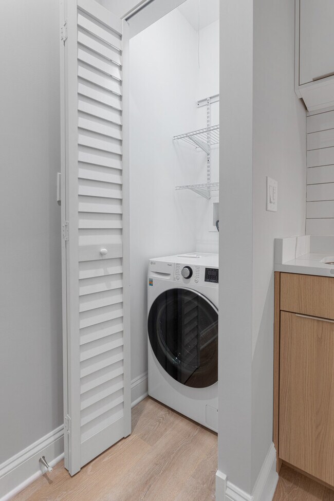 Building Photo - 1621 W Chase Ave