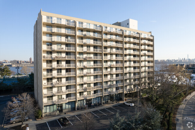Building Photo - Admiral's Walk
