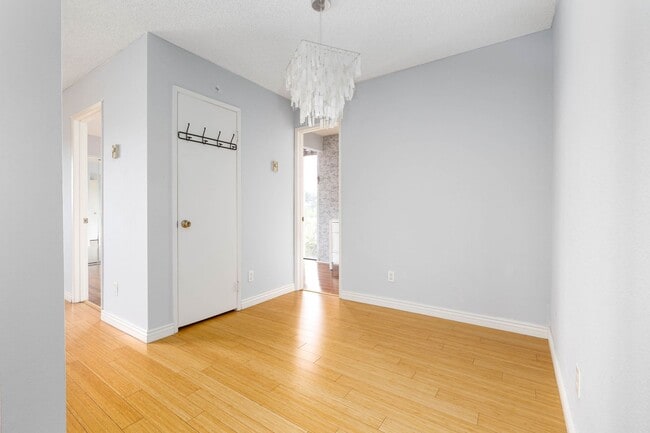 Building Photo - Corner unit with views!