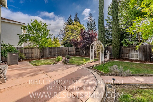 Building Photo - Spacious Lincoln 4 Bedroom 2.5 Bath w Club...