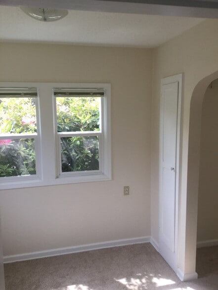 Building Photo - 212 S Center St