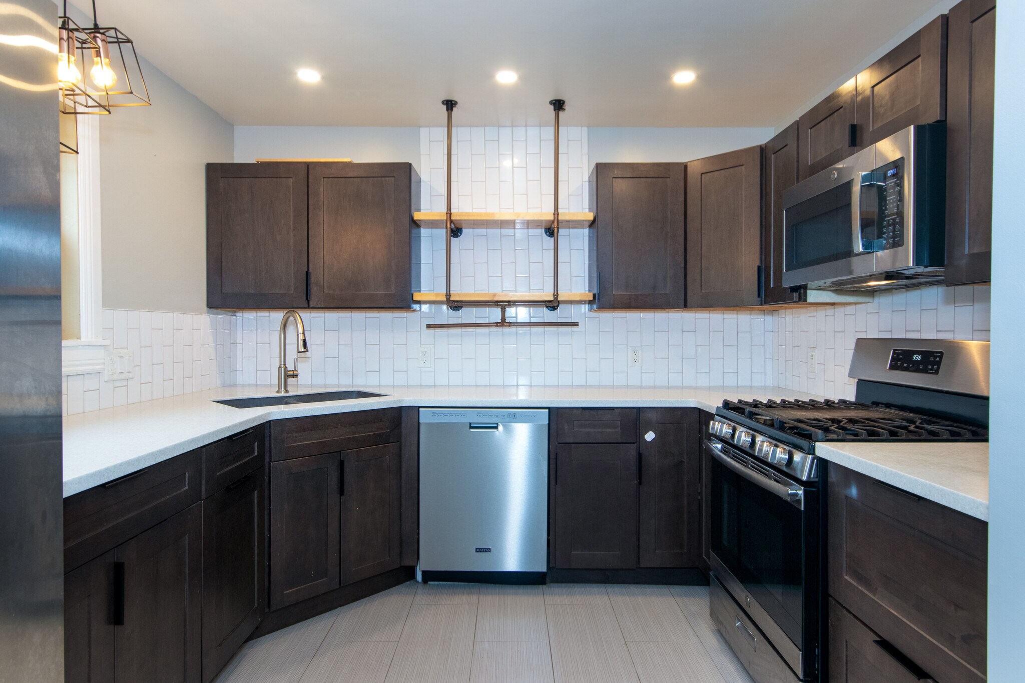 Building Photo - 7910 Shorewood Dr