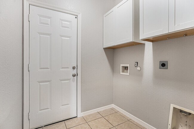 Building Photo - 405 Abbey Ln