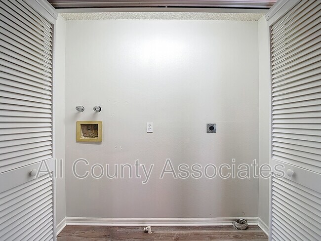 Building Photo - 1007 S Pointe Alexis Dr