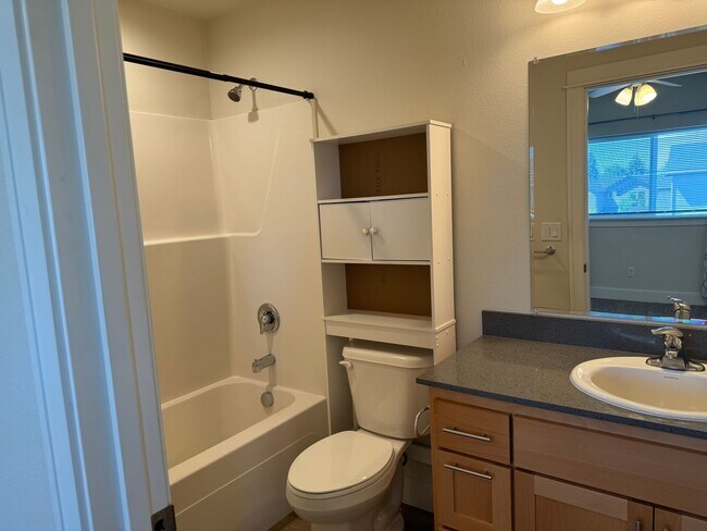 Building Photo - Newer 3 bedroom, 2.5 bath duplex in desirable neighborhood!