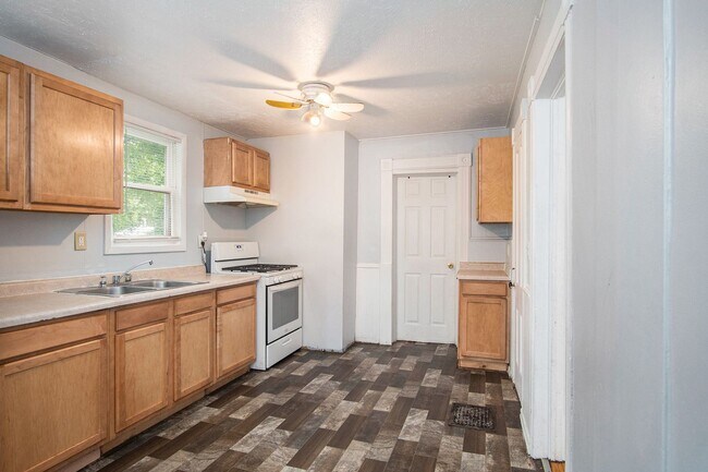 Building Photo - 3 Bedroom Close to Creighton!