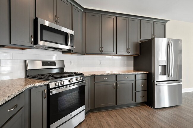 Building Photo - Available now! Spacious & beautiful 3 bedroom townhome!