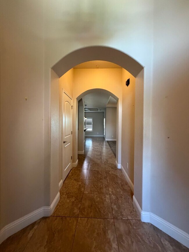 Building Photo - 2710 Orange Tree Dr