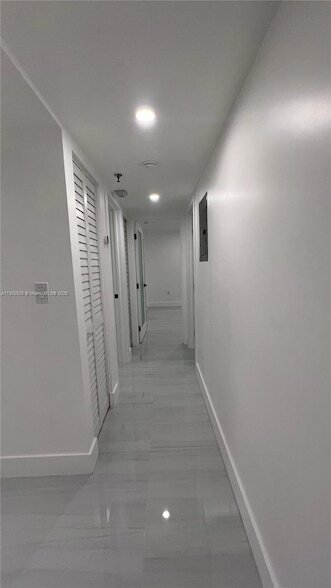 Building Photo - 9686 Fontainebleau Blvd