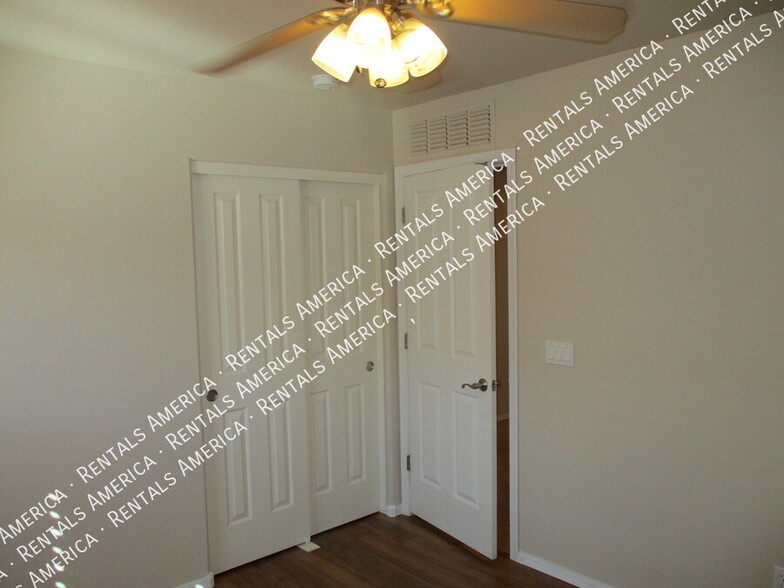 Building Photo - 1364 E Martha Dr