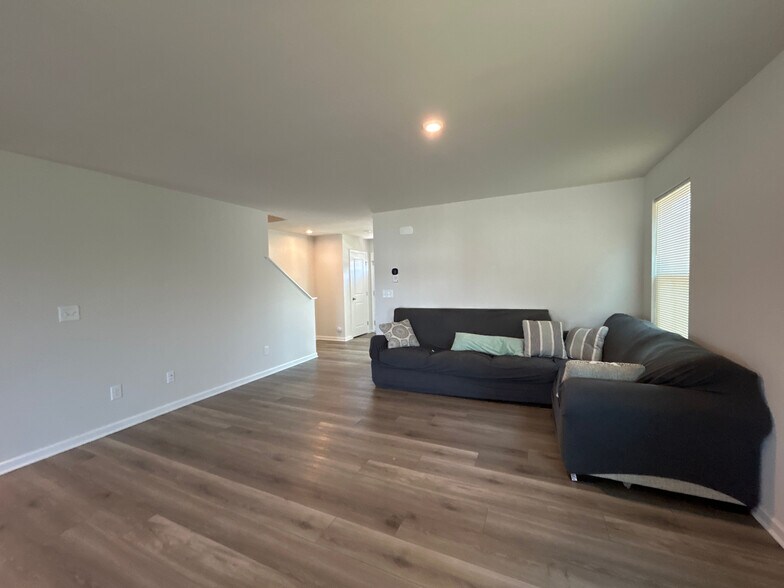 Building Photo - Room in Single Family Home on Glacis Ct