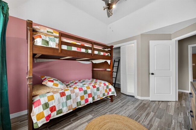 Building Photo - 5310 Holly View Dr