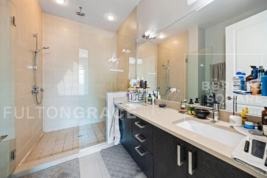 Building Photo - 2528 N Linden Pl