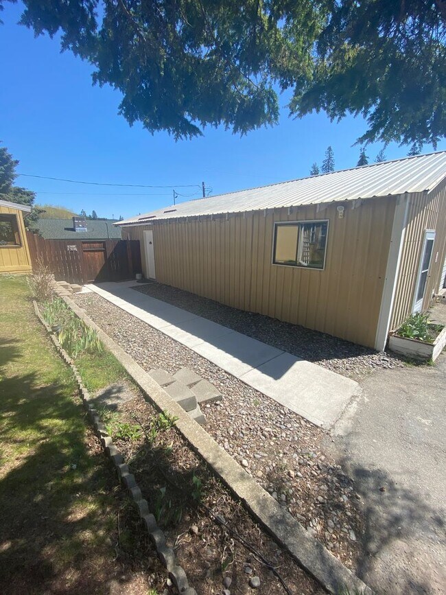 Building Photo - Adorable studio with large garage and work...