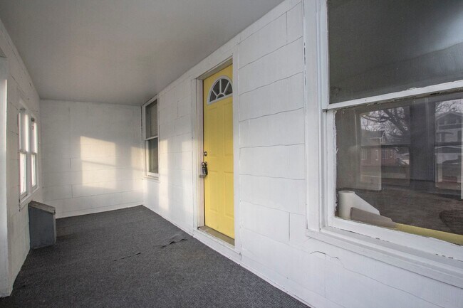 Building Photo - Spacious 3 bedroom 1 bath