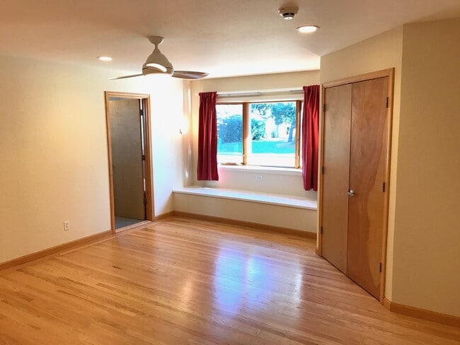 Building Photo - Desirable Mountain View 4 Bed 3 Bath Home ...
