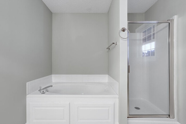 Building Photo - Modern Updated Top Floor unit! Freshly Pai...