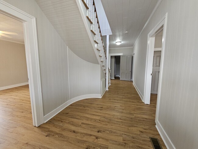 Building Photo - 359 Flat Rock Rd