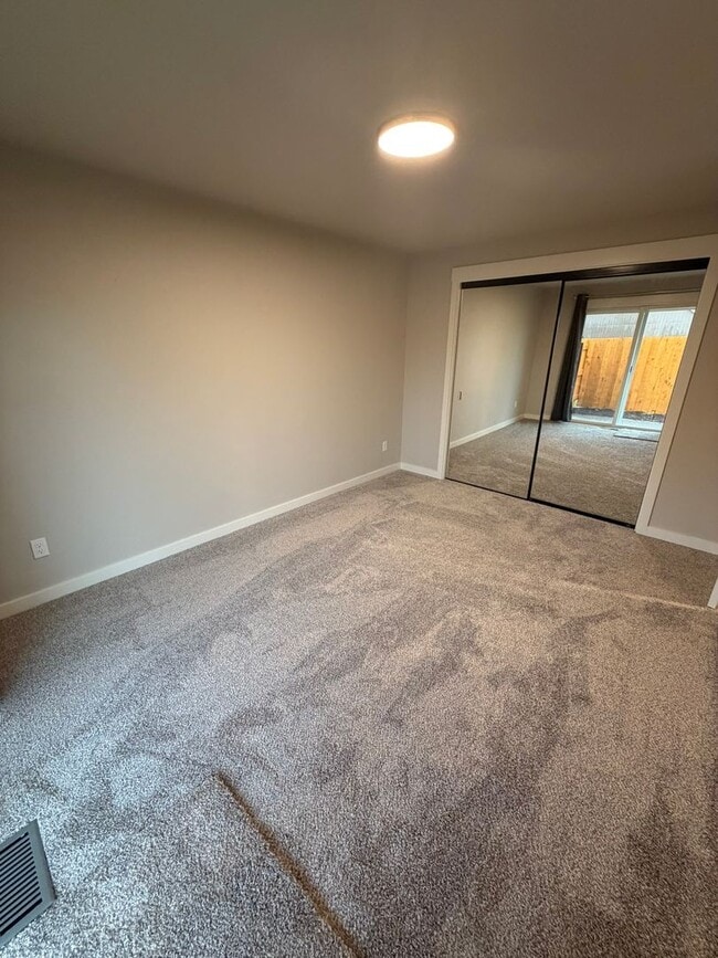 Building Photo - Newly Remodeled 2 Bedroom!