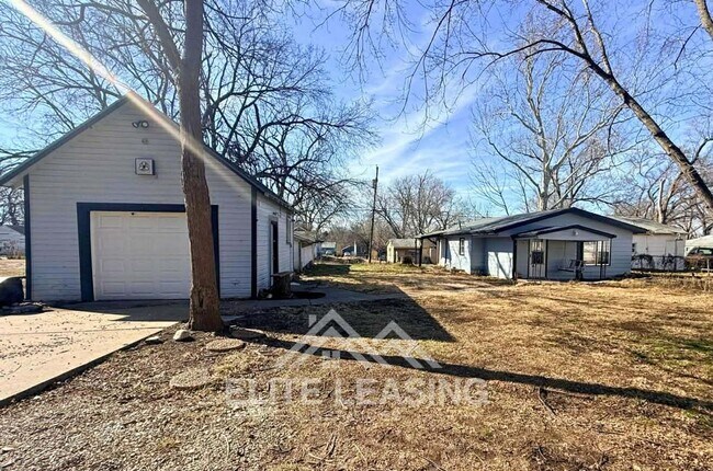 Building Photo - 1 Bedroom | 1 Bathroom | Bonus Room | Garage