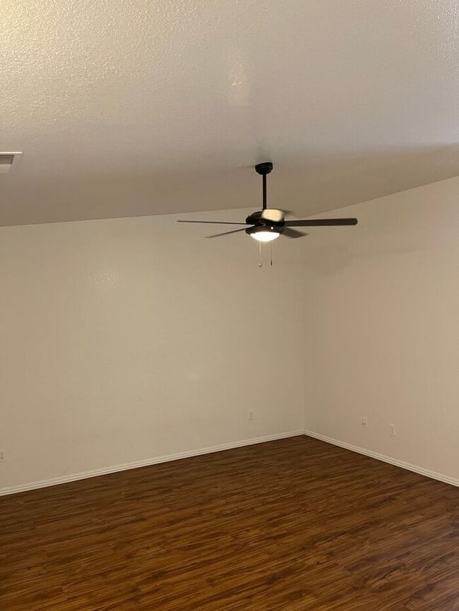 Building Photo - Turlock 2 Bedroom 2 Bath with Garage Triplex