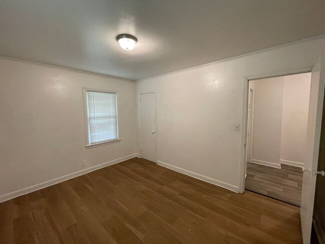 Building Photo - 3 bedroom 1 bathroom house available