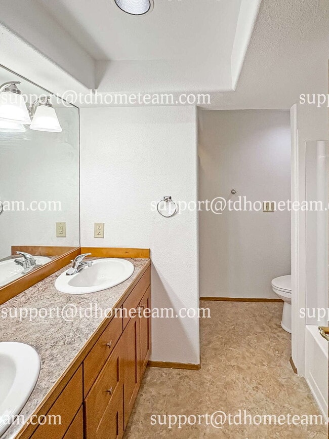 Building Photo - "Charming 3-Bed Retreat with Spacious Inte...