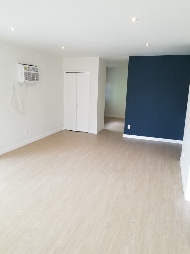 Building Photo - 2441 N Beachwood Dr