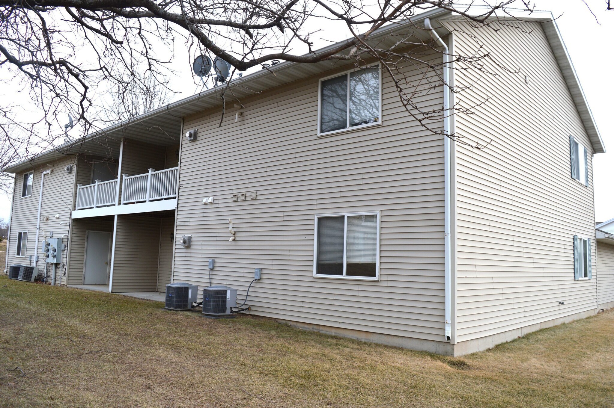 Building Photo - 207 School Rd