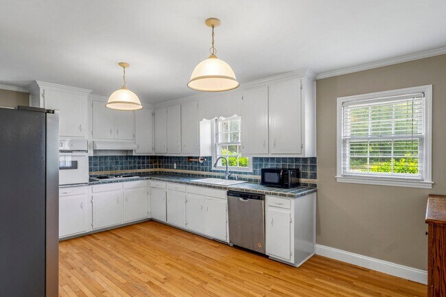 Building Photo - Large Renovated Ranch Home, Two Kitchens & Two Living Areas, Hardwood Flooring, Deck, Fenced!