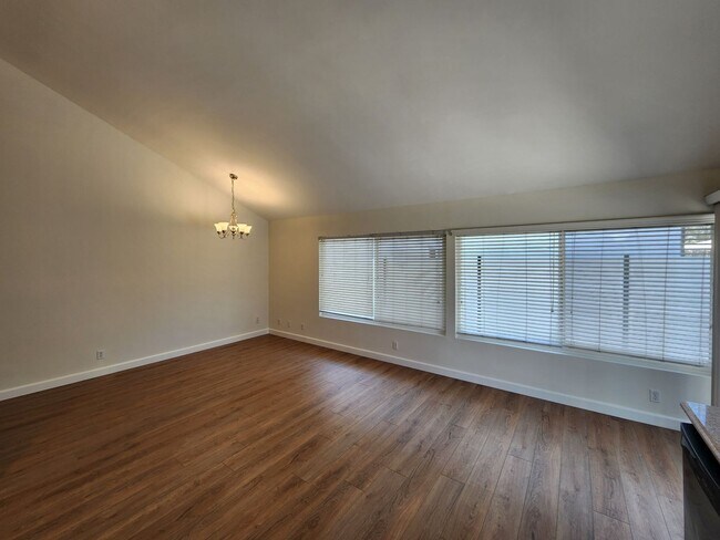Building Photo - 10930 Red Rock Dr