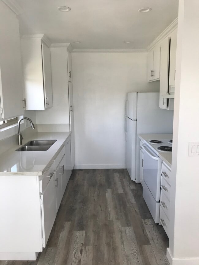 Kitchen - 3173 Rowena Ave