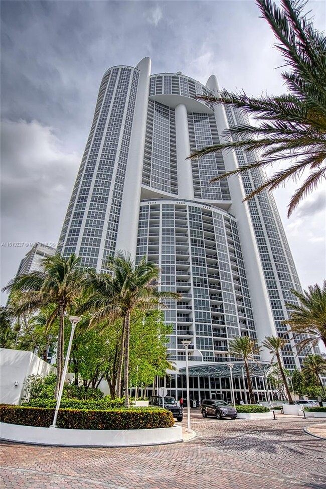 Building Photo - 18201 Collins Ave