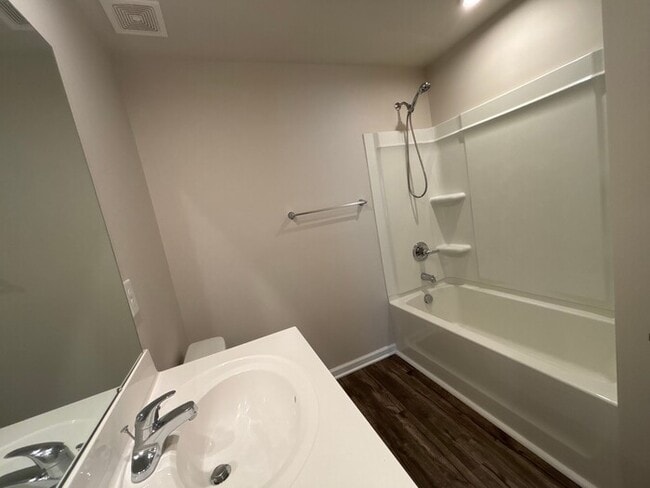 Building Photo - Spacious 5-Bedroom Home in Dillon Lakes