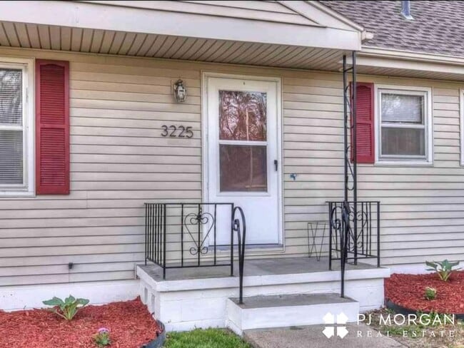 Building Photo - 4 bedroom, 3 Bathroom House