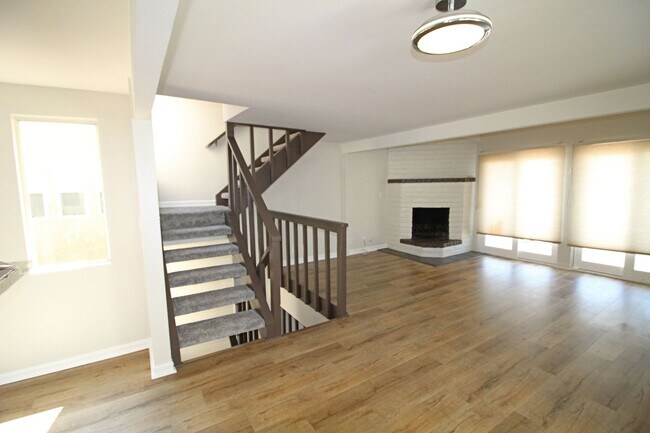 Building Photo - Oceanfront Silverstrand | 4 Bedroom + 3 Ba...